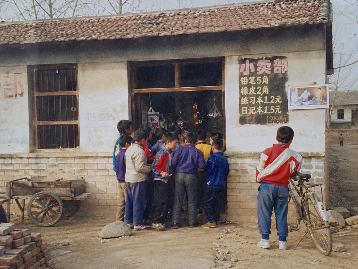 产品视觉 GPT Image 2 提示词：1998 Rural School Shop Photo