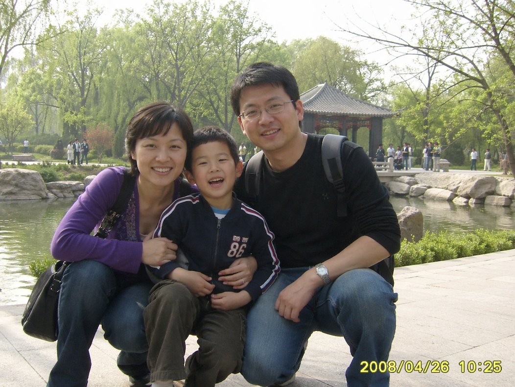创意灵感 GPT Image 2 提示词：2008 Chinese Family Park Snapshot
