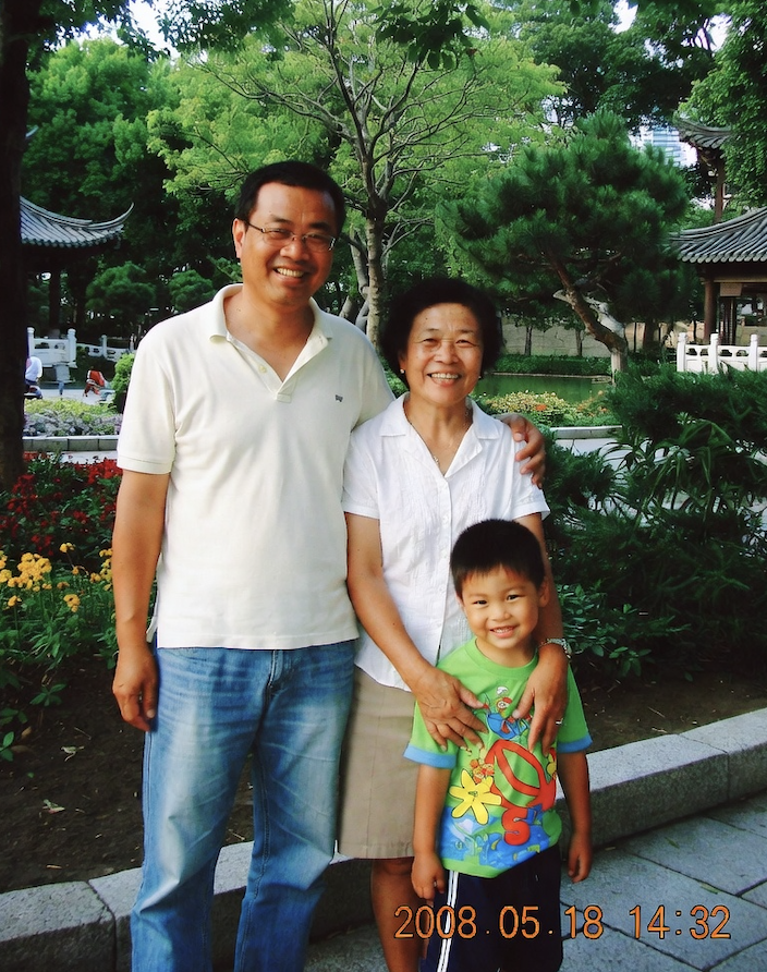 界面稿 GPT Image 2 提示词：2008 Chinese Family Park Snapshot