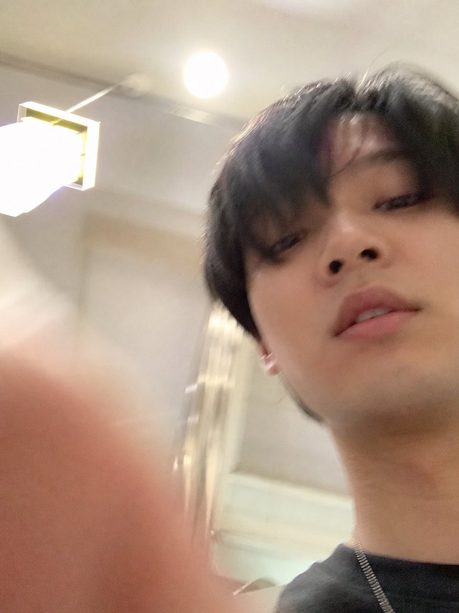产品视觉 GPT Image 2 提示词：Accidental iPhone Selfie Extraction