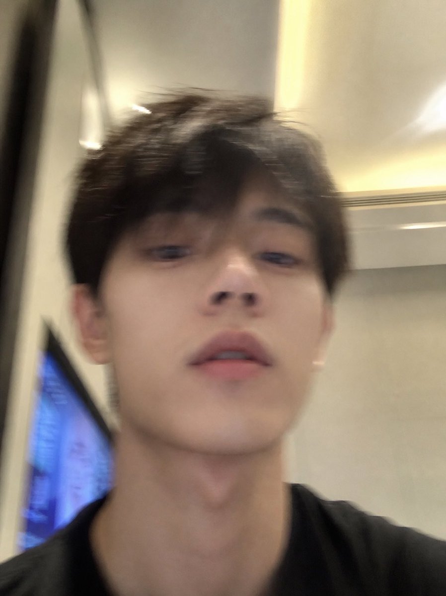 创意灵感 GPT Image 2 提示词：AI Personality iPhone Selfie Snapshot