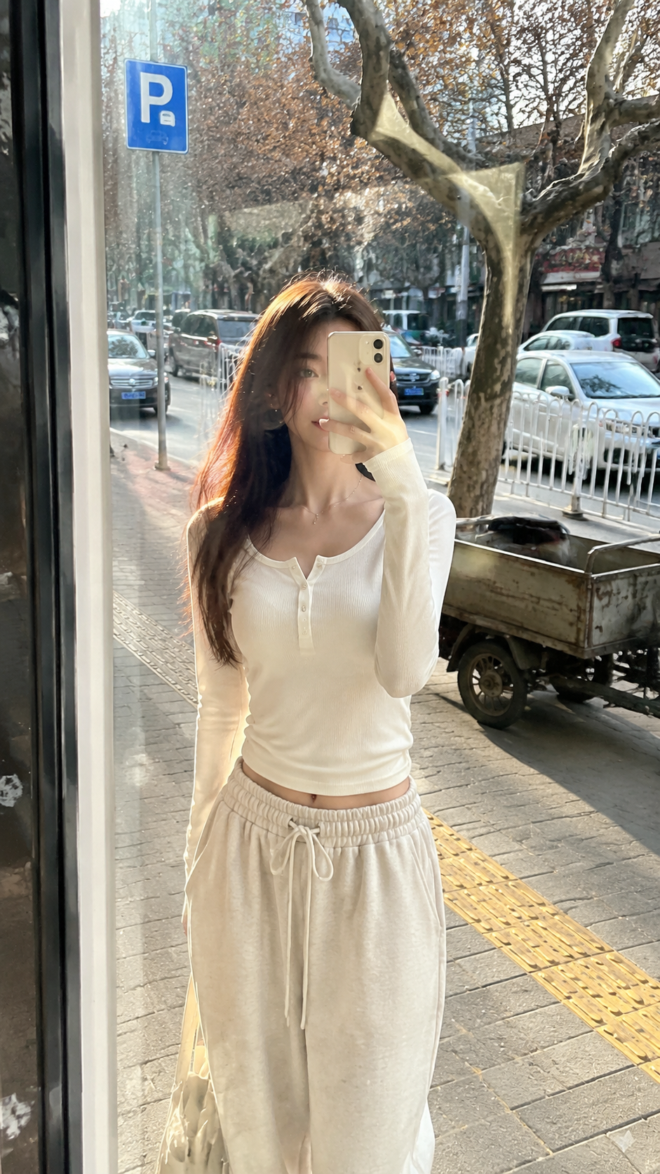 女装穿搭 GPT Image 2 提示词：街边玻璃自拍纪实 AI 女装提示词