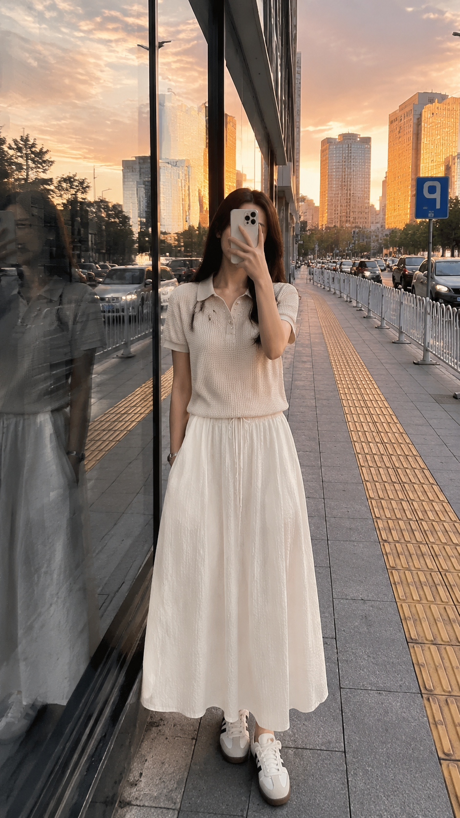 女装穿搭 GPT Image 2 提示词：玻璃自拍纪实写真 AI 女装提示词 1