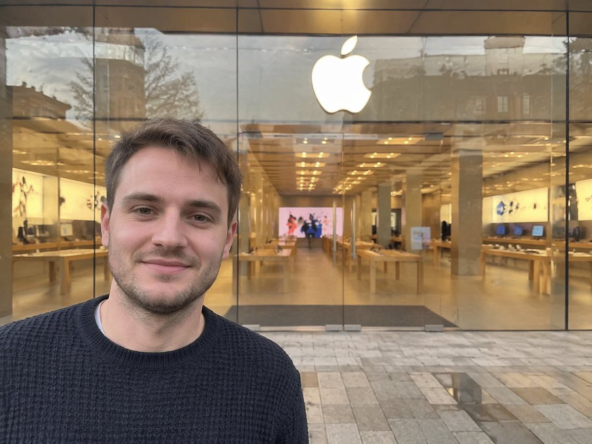 界面稿 GPT Image 2 提示词：Amateur Apple Store Photography