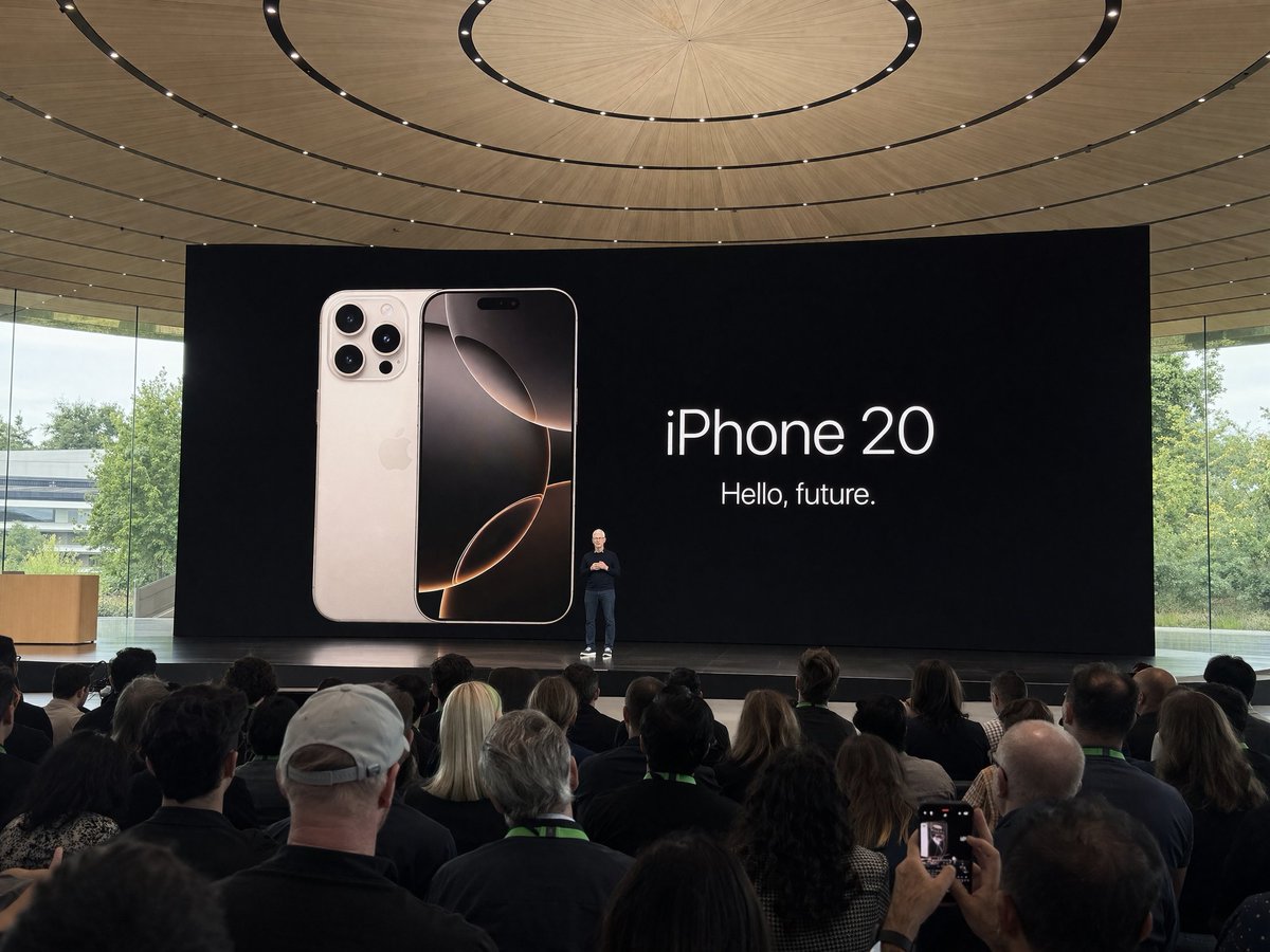 界面稿 GPT Image 2 提示词：Apple Park Keynote Photo Prompt