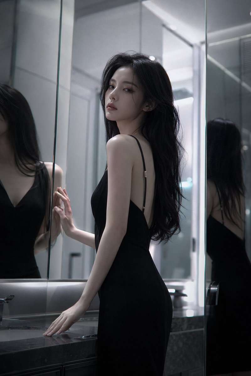 产品视觉 GPT Image 2 提示词：Atmospheric cold glamor mirror portrait