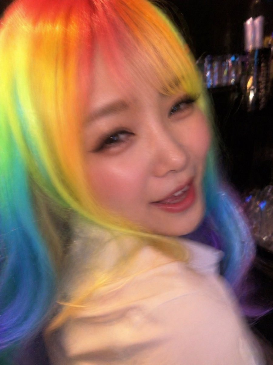 产品视觉 GPT Image 2 提示词：Awkward Blurry Nightclub Rainbow Hair Shot