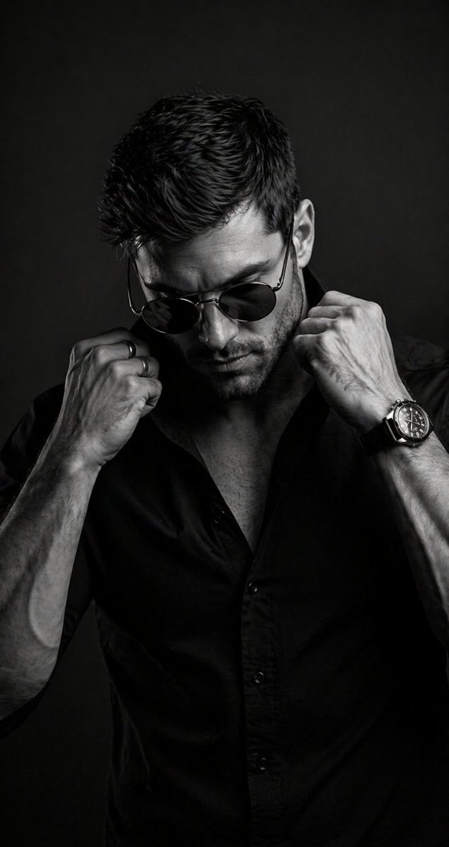 产品视觉 GPT Image 2 提示词：B&W Cinematic Studio Portrait