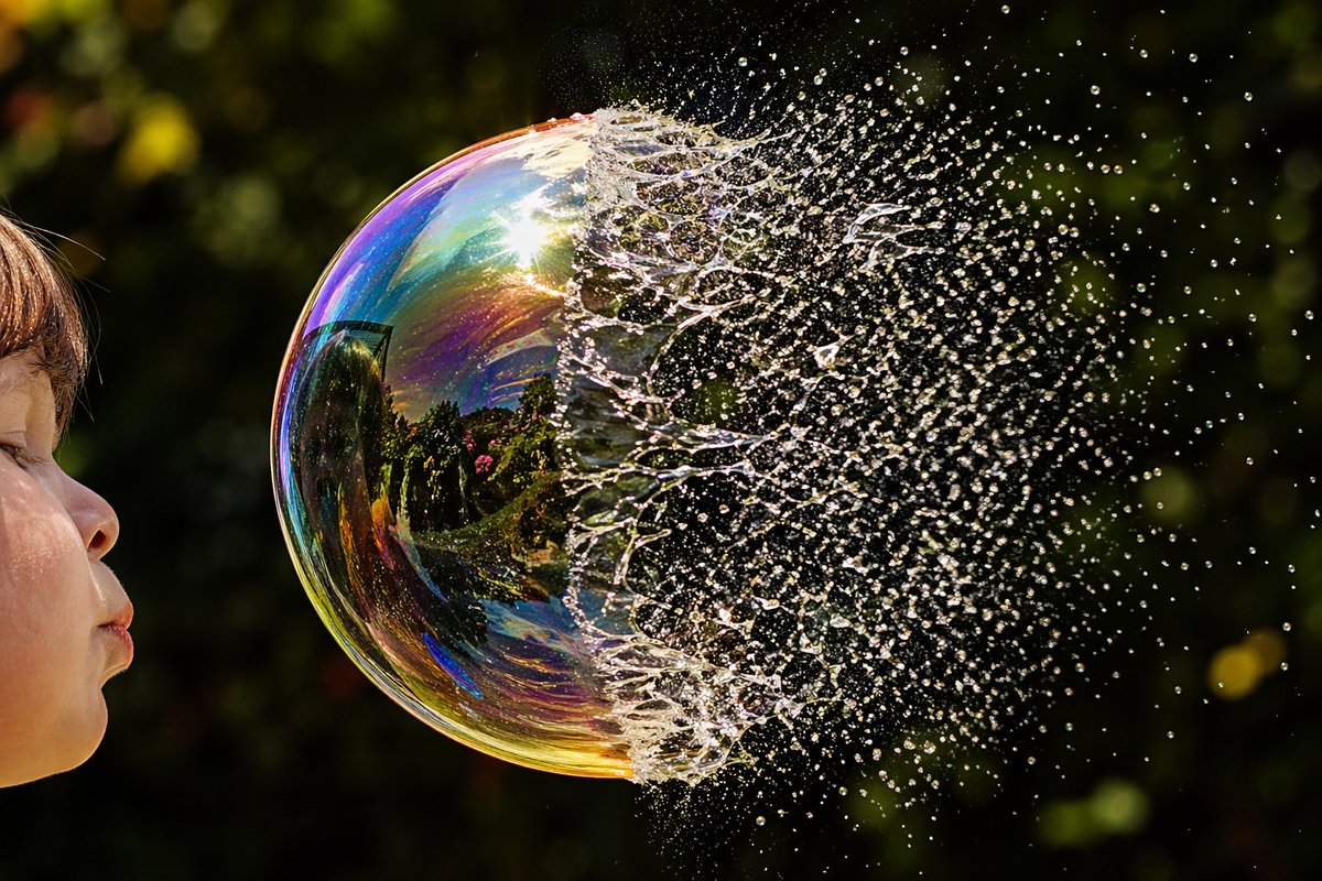 界面稿 GPT Image 2 提示词：Bursting Soap Bubble Macro Photo