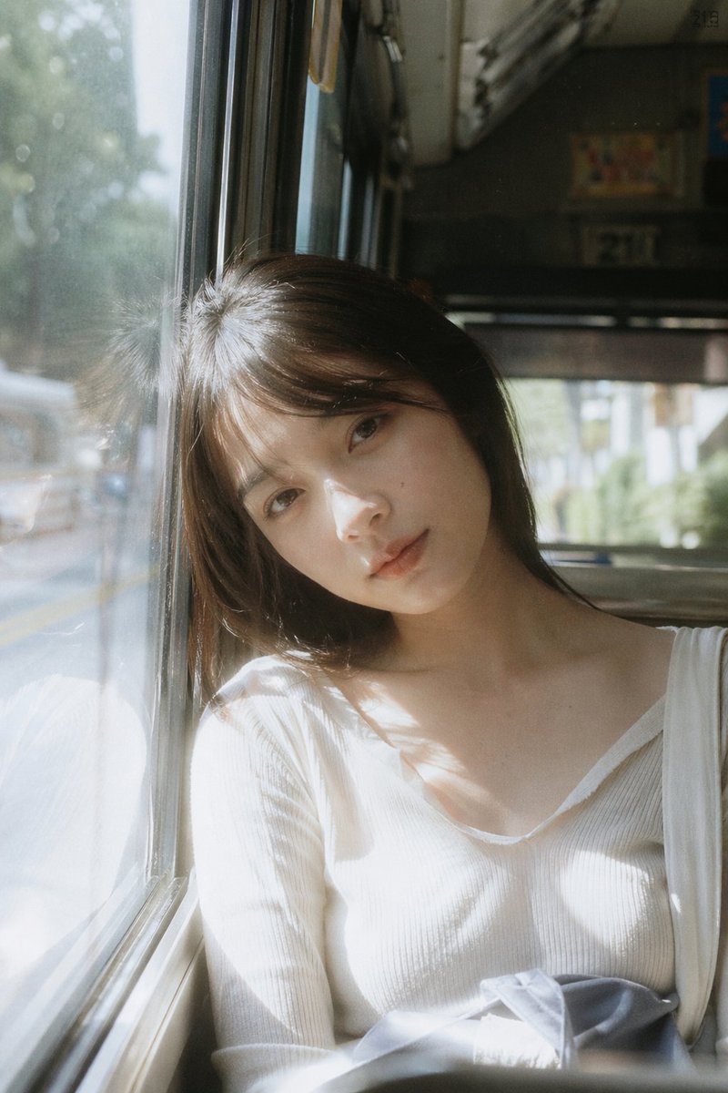 产品视觉 GPT Image 2 提示词：Bus Window Film Aesthetic