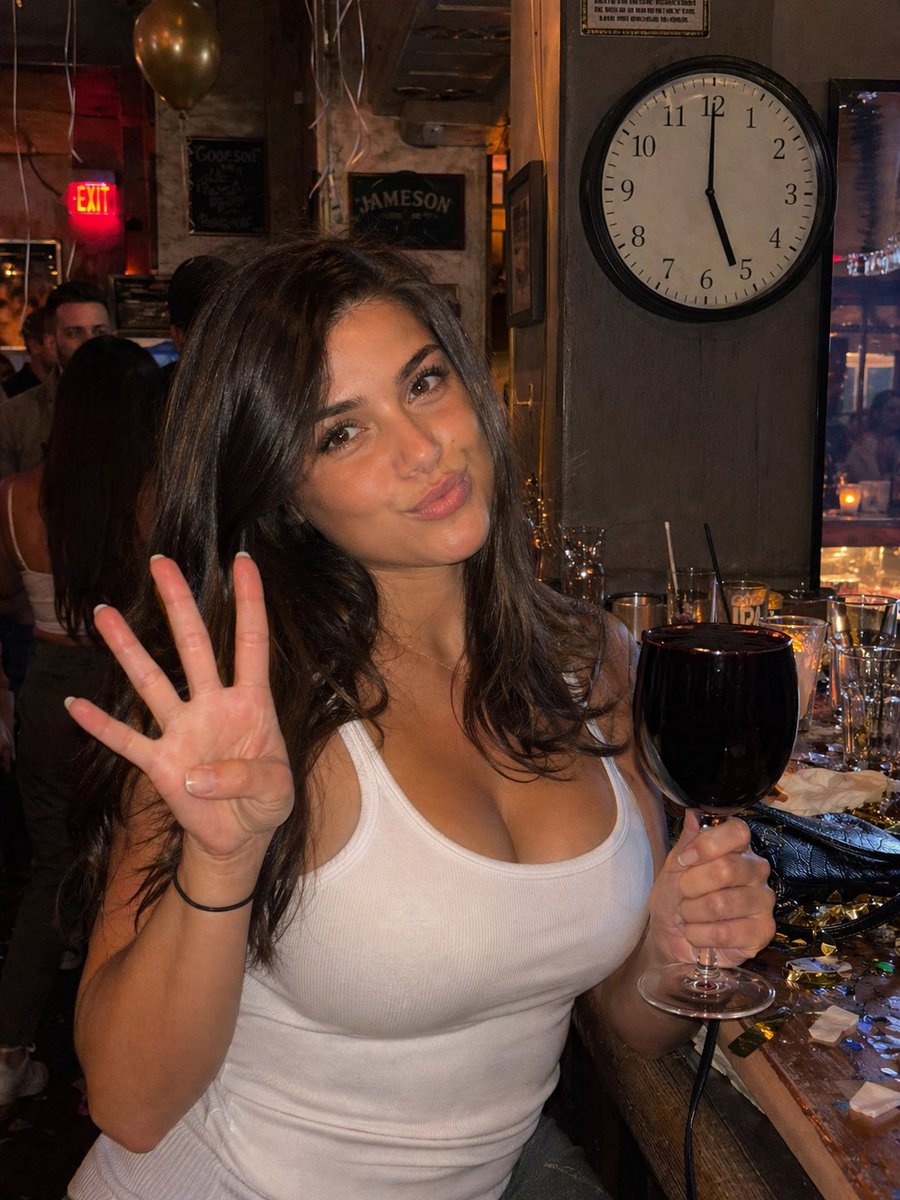 产品视觉 GPT Image 2 提示词：Candid Bar Photo with Four Fingers