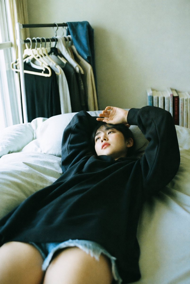 产品视觉 GPT Image 2 提示词：Candid Bedroom Lounge Photo