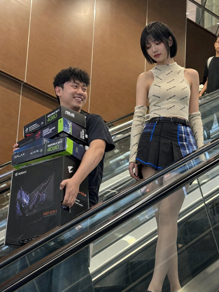 产品视觉 GPT Image 2 提示词：Candid Mall Shopping Snapshot