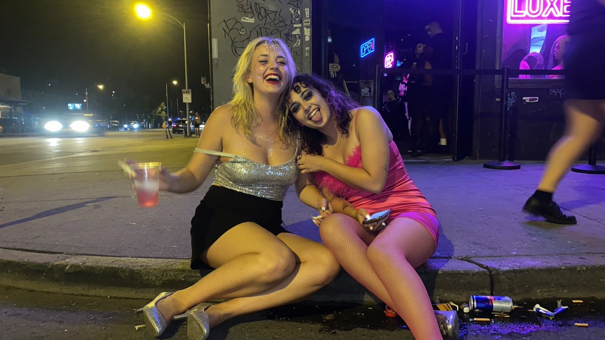 界面稿 GPT Image 2 提示词：Candid Nightclub Curb Scene