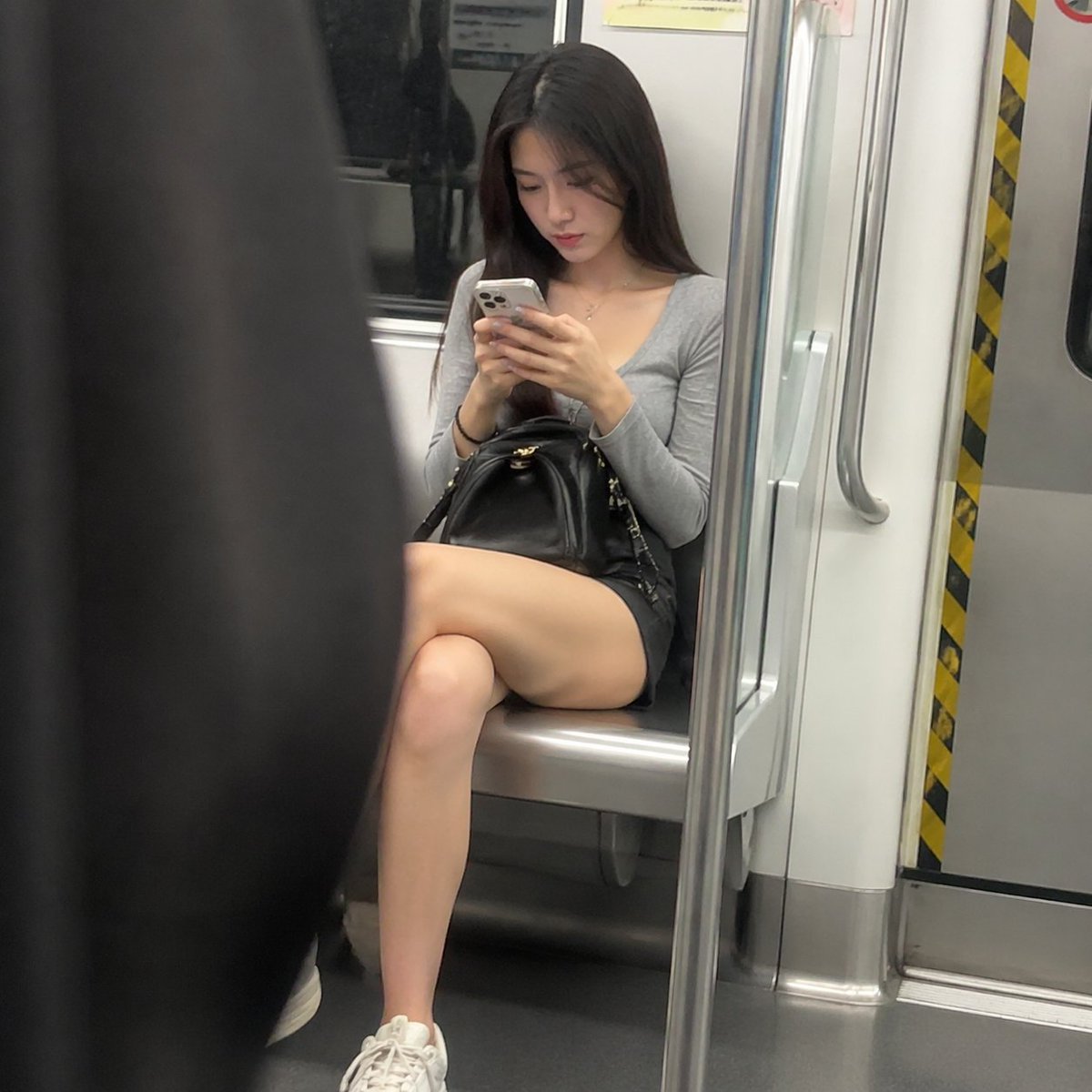 创意灵感 GPT Image 2 提示词：Candid Subway Commuter Prompt