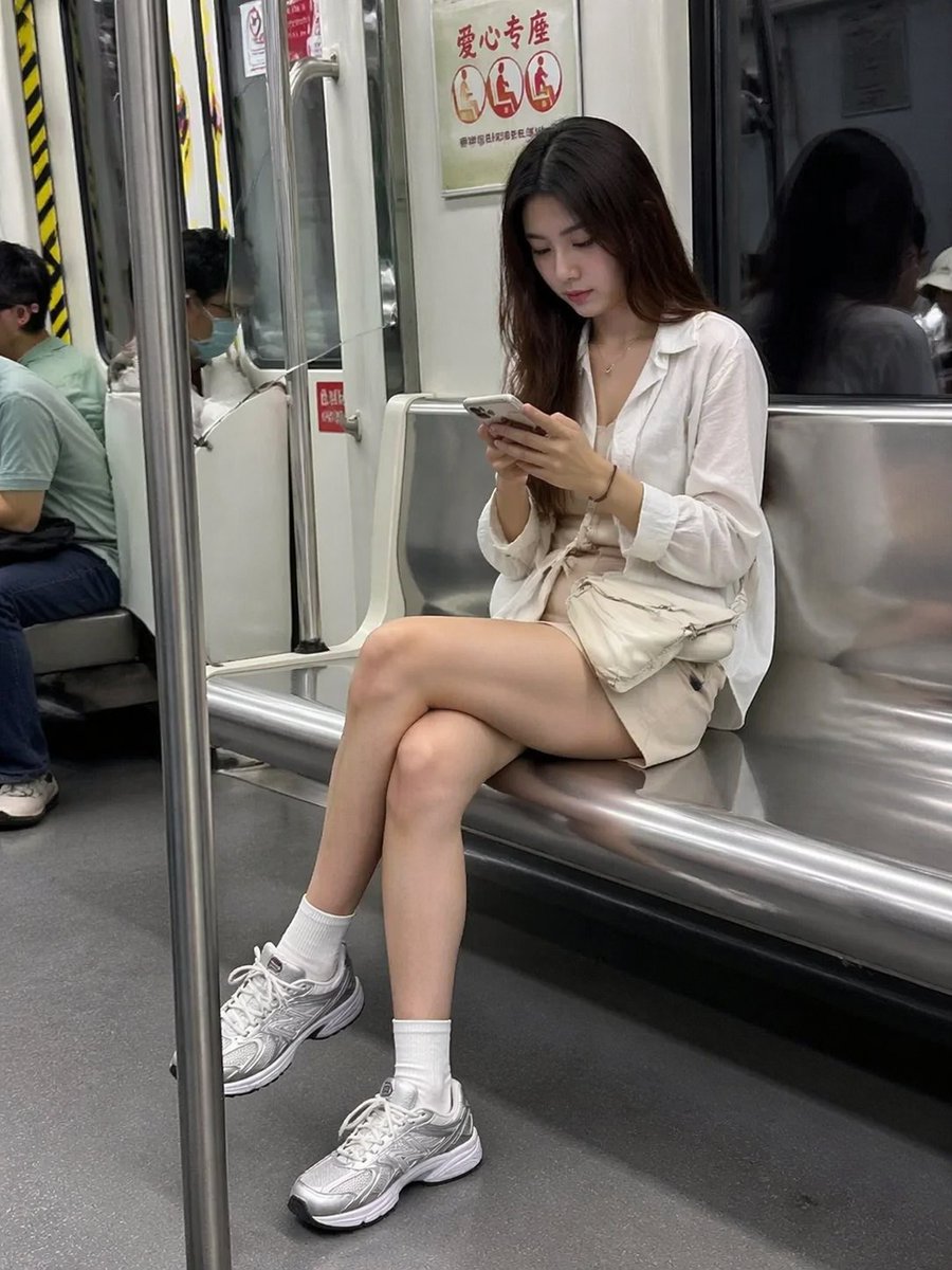 创意灵感 GPT Image 2 提示词：Candid Subway Photography Style