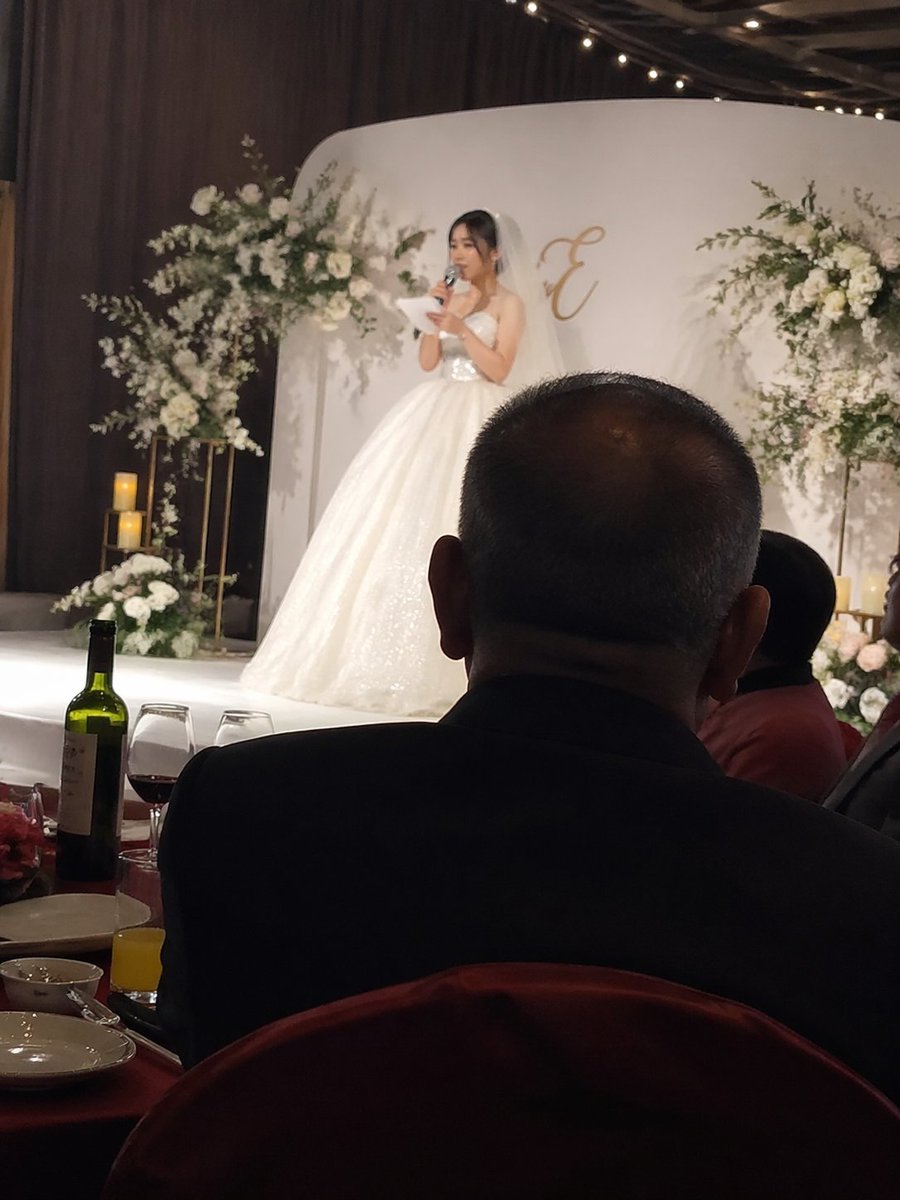 创意灵感 GPT Image 2 提示词：Candid wedding speech photo