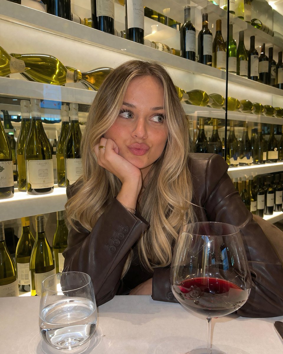 角色设定 GPT Image 2 提示词：Candid Wine Bar Portrait