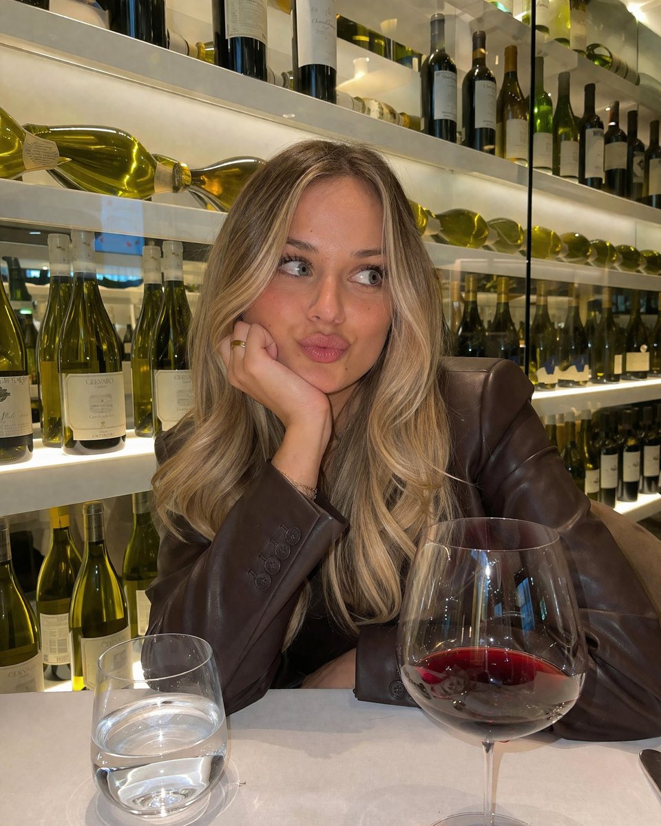 角色设定 GPT Image 2 提示词：Casual Wine Bar Portrait