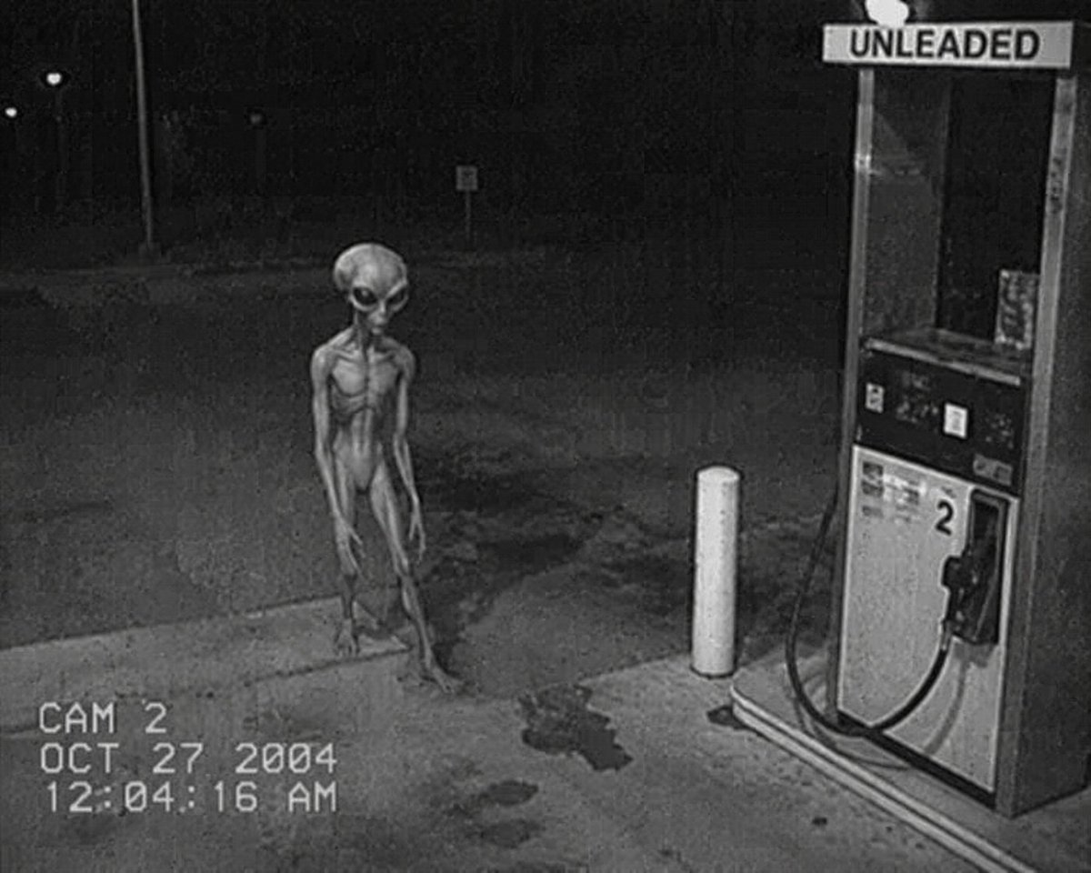产品视觉 GPT Image 2 提示词：CCTV Security Camera Footage