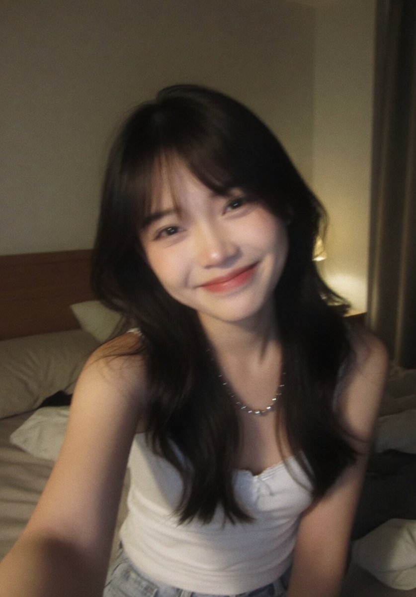 产品视觉 GPT Image 2 提示词：Censored Night Bedroom Selfie