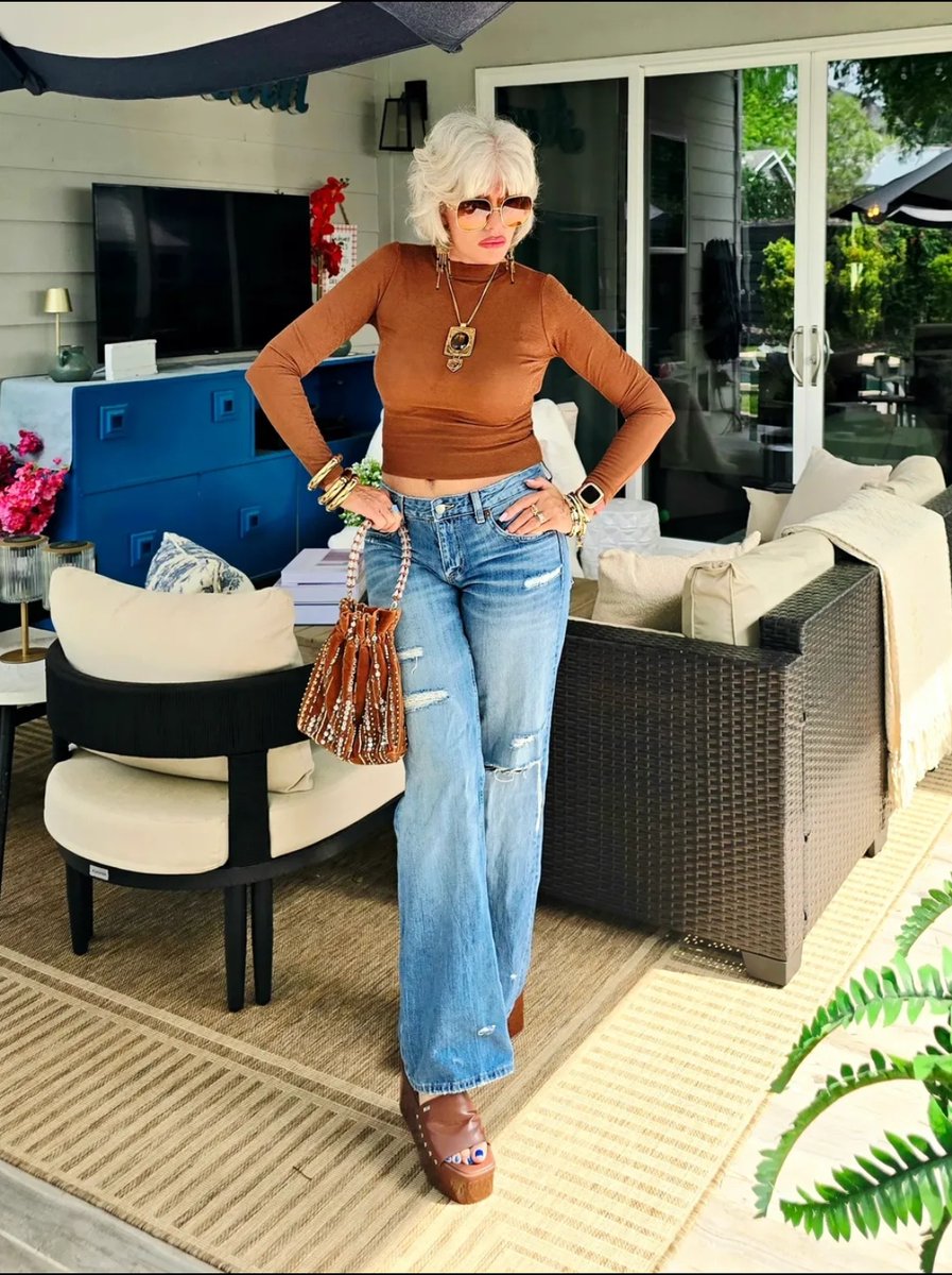 信息图 GPT Image 2 提示词：Chic Patio Outfit Photo