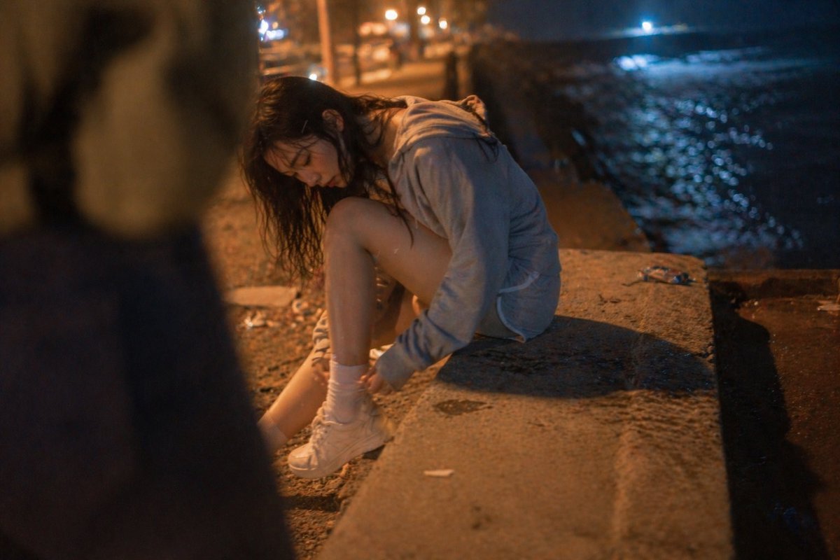 角色设定 GPT Image 2 提示词：Cinematic Candid Night Seashore Portrait