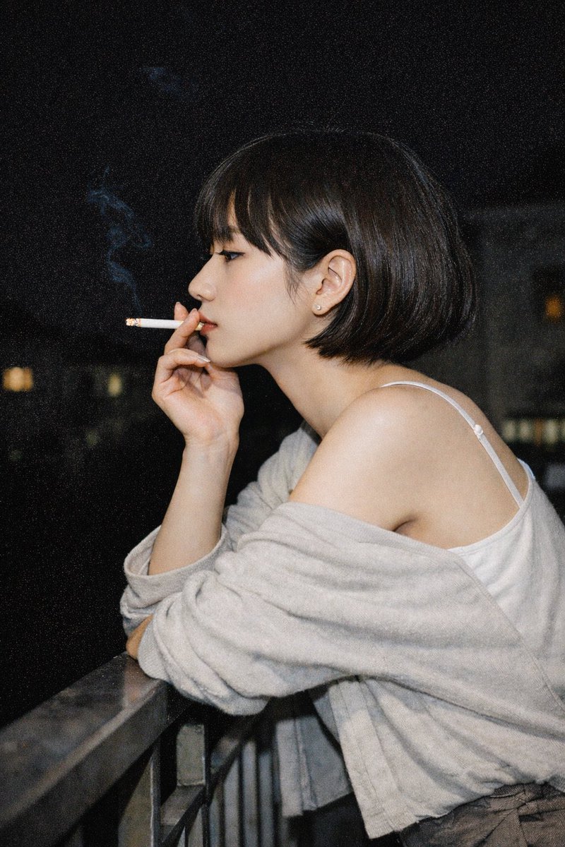 角色设定 GPT Image 2 提示词：Cinematic Night Portrait of a Woman Smoking