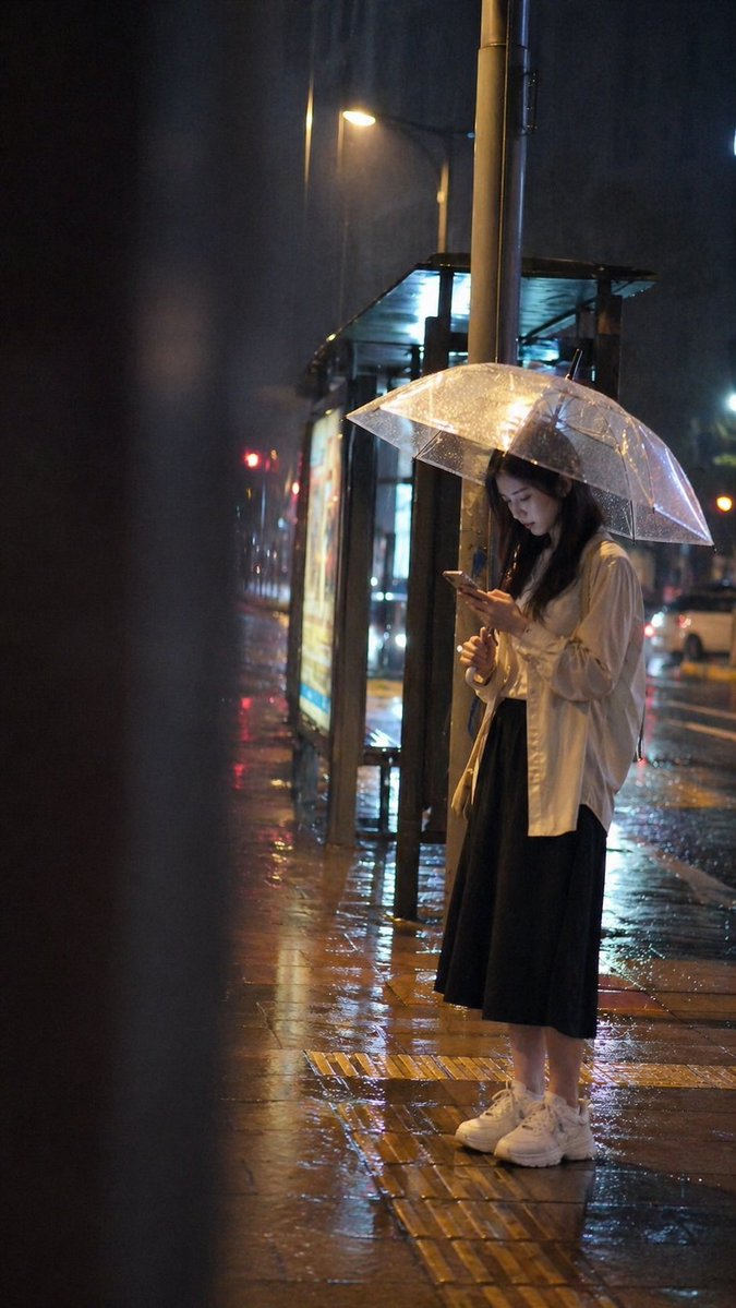 产品视觉 GPT Image 2 提示词：Cinematic rainy night bus stop prompt