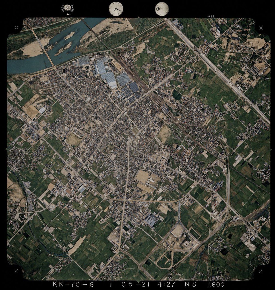 信息图 GPT Image 2 提示词：Colorize Historical Aerial Photo