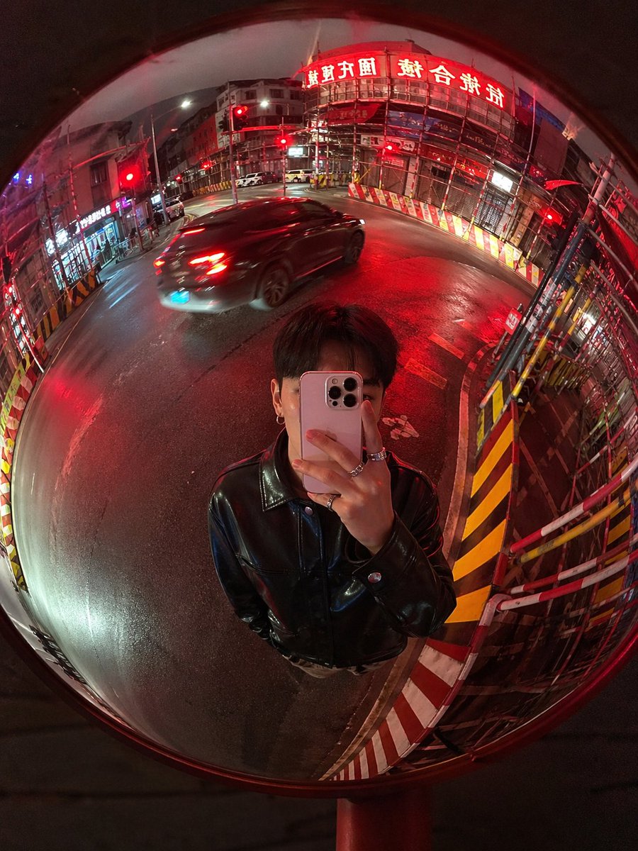 产品视觉 GPT Image 2 提示词：Convex Mirror Night Street Selfie