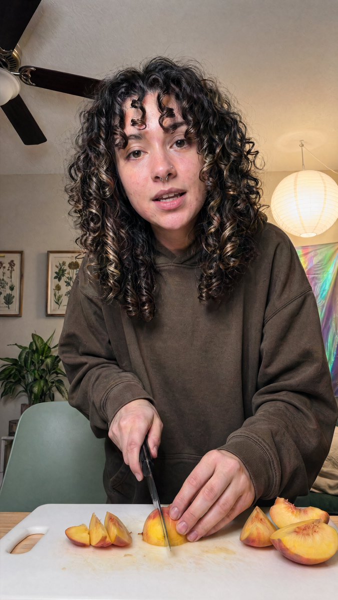 界面稿 GPT Image 2 提示词：Cozy Indoor Peach Slicing Portrait
