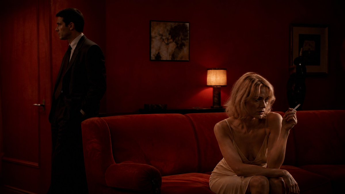 界面稿 GPT Image 2 提示词：Crimson Noir Lounge Scene