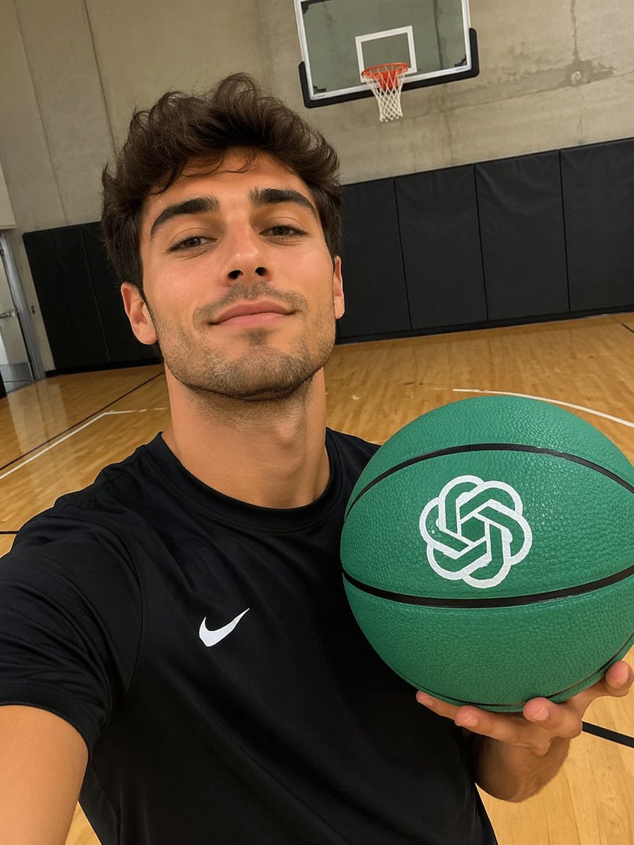 社媒配图 GPT Image 2 提示词：Custom Logo Basketball Selfie
