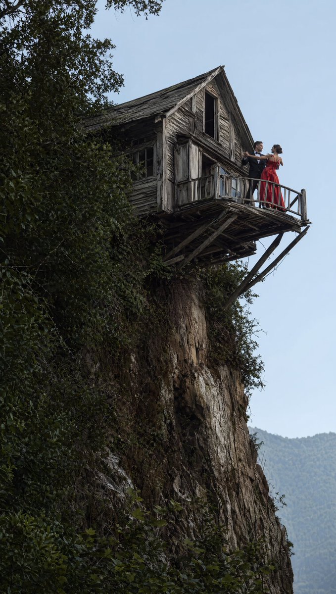 界面稿 GPT Image 2 提示词：Dancing Couple on Cliffside House
