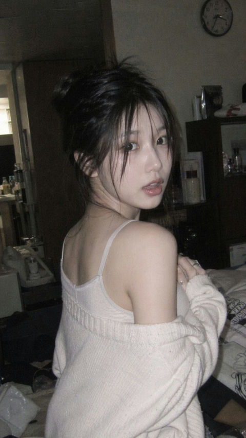 产品视觉 GPT Image 2 提示词：昏暗室内纯真少女的意外回眸