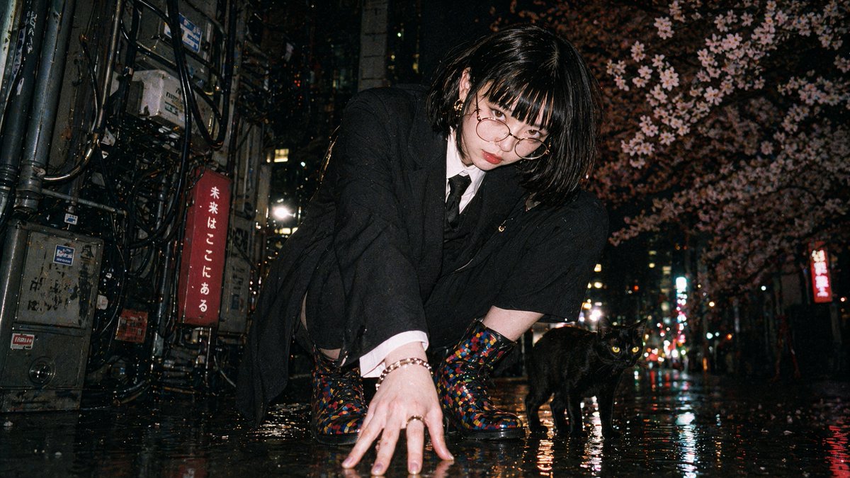 产品视觉 GPT Image 2 提示词：Disposable Flash Tokyo Night Portrait