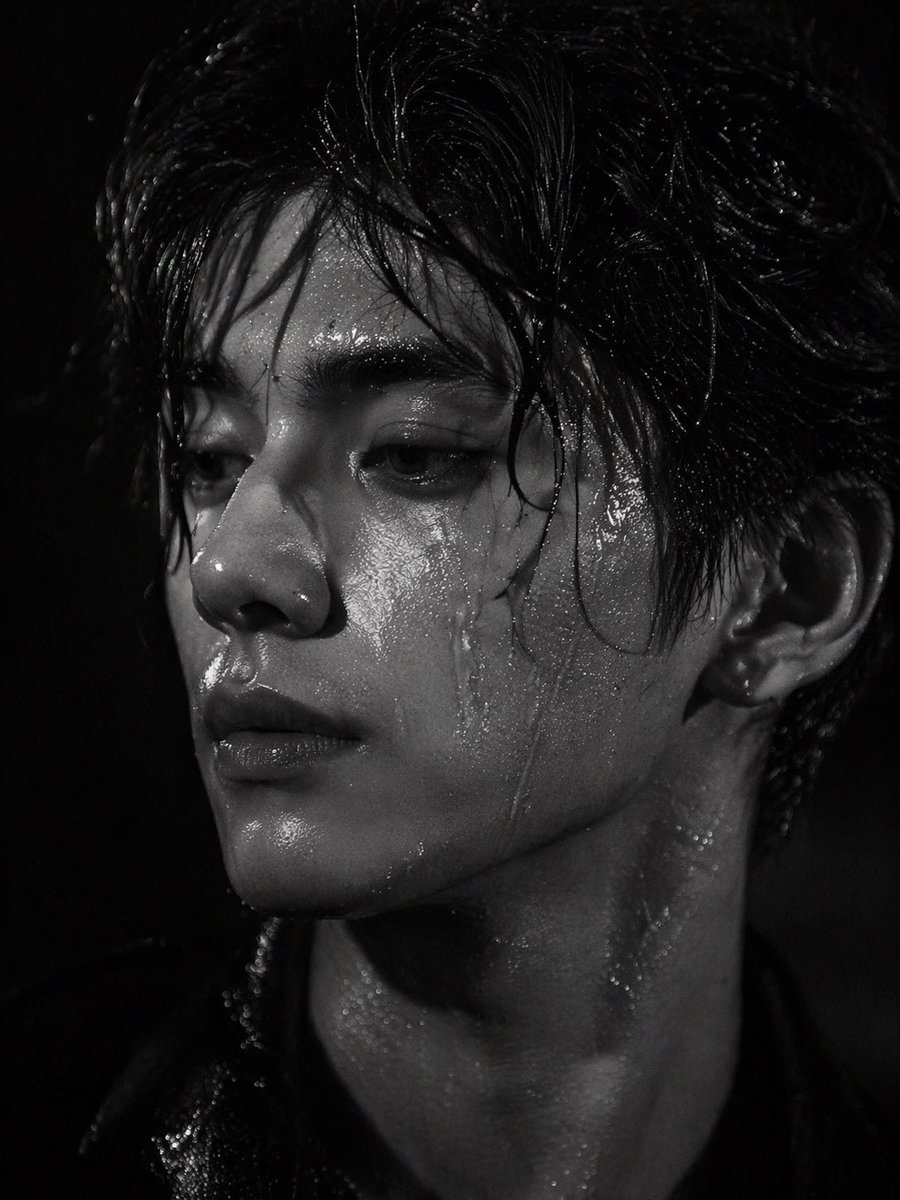 角色设定 GPT Image 2 提示词：Dramatic Wet Portrait Photography