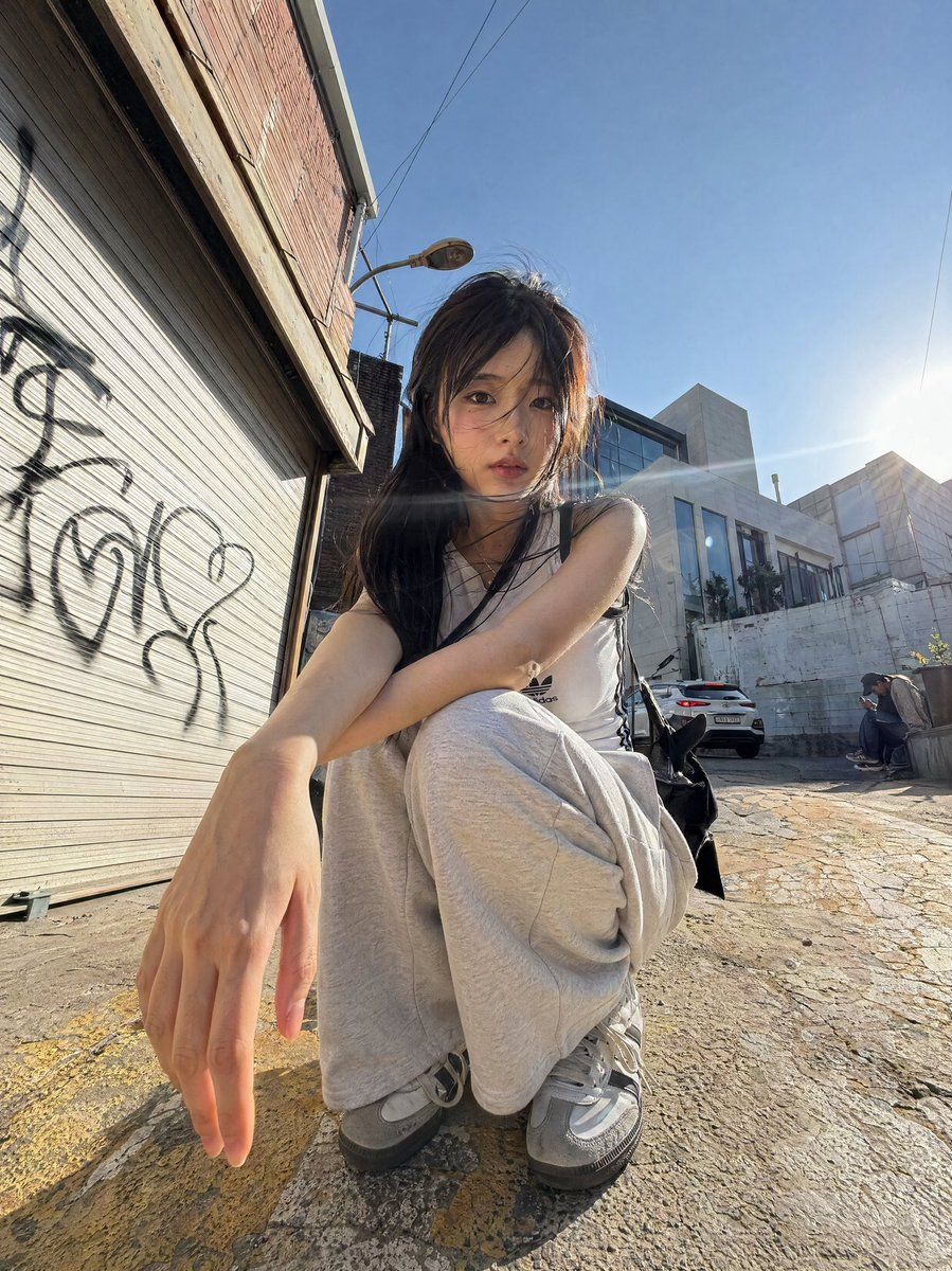 创意灵感 GPT Image 2 提示词：Dynamic Korean Street Photography