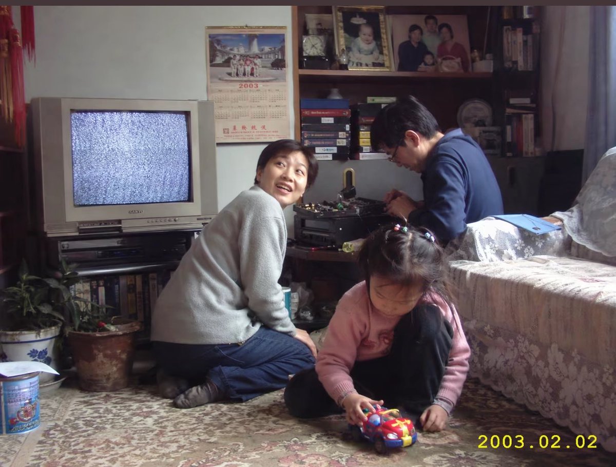 界面稿 GPT Image 2 提示词：Early 2000s Family Living Room Photo