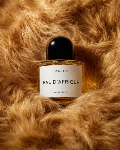 产品视觉 GPT Image 2 提示词：Editorial Perfume Bottle in Golden Fur