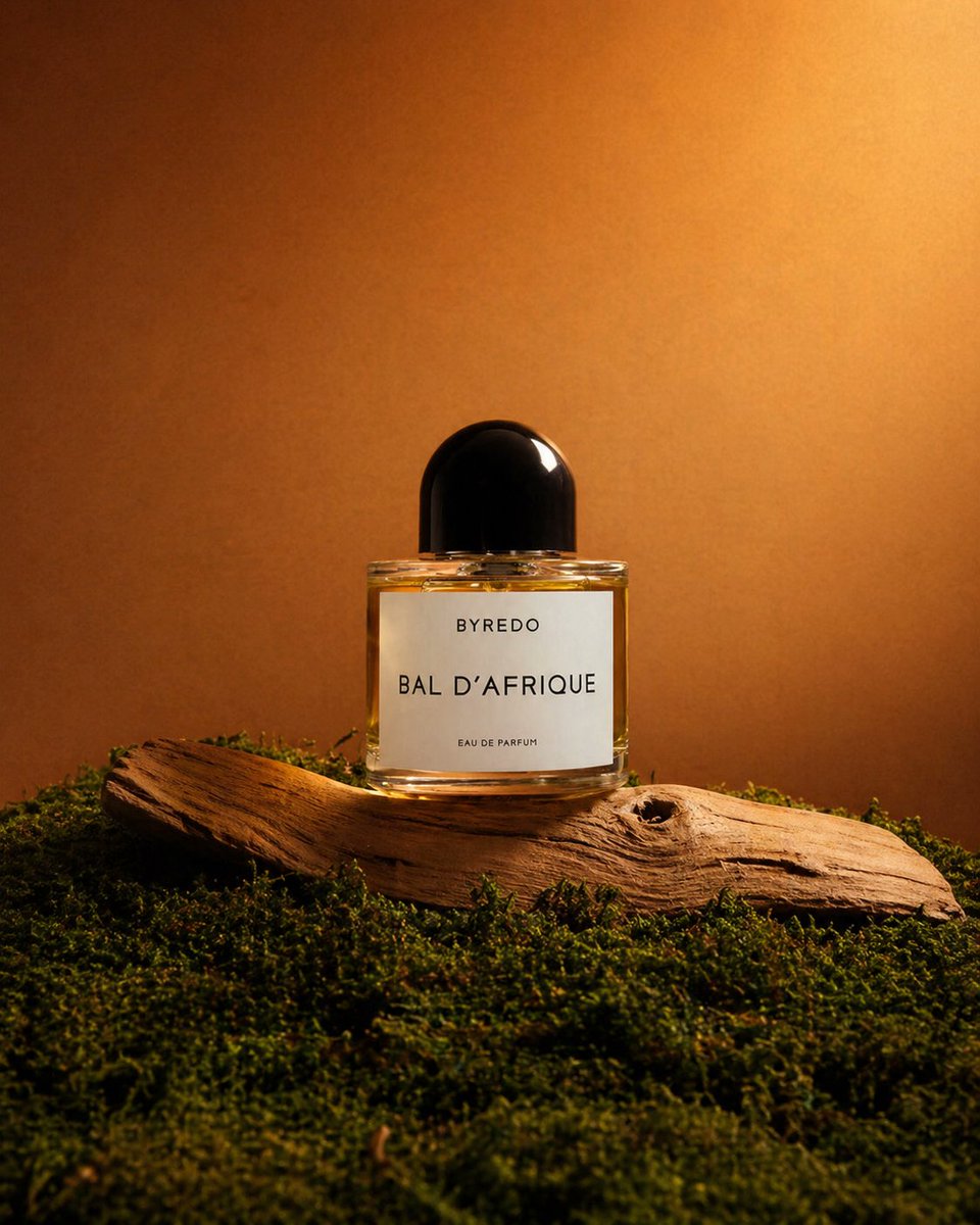 产品视觉 GPT Image 2 提示词：Editorial Perfume Shot on Moss