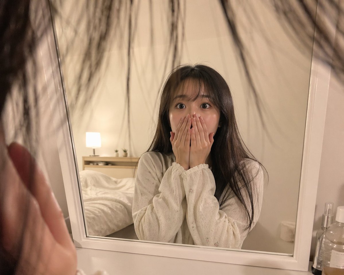 角色设定 GPT Image 2 提示词：First-Person Mirror Bedroom Photo