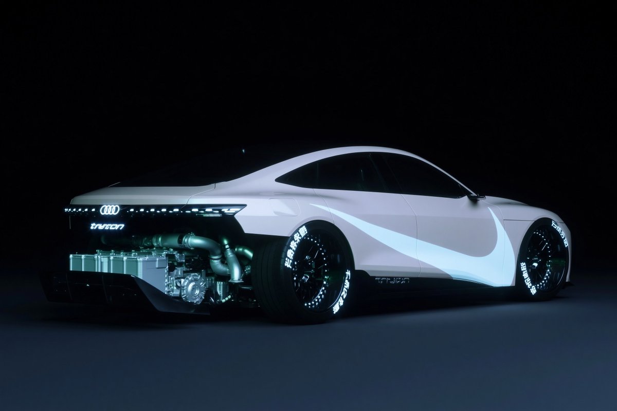 产品视觉 GPT Image 2 提示词：Futuristic Audi Tron Concept Coupe