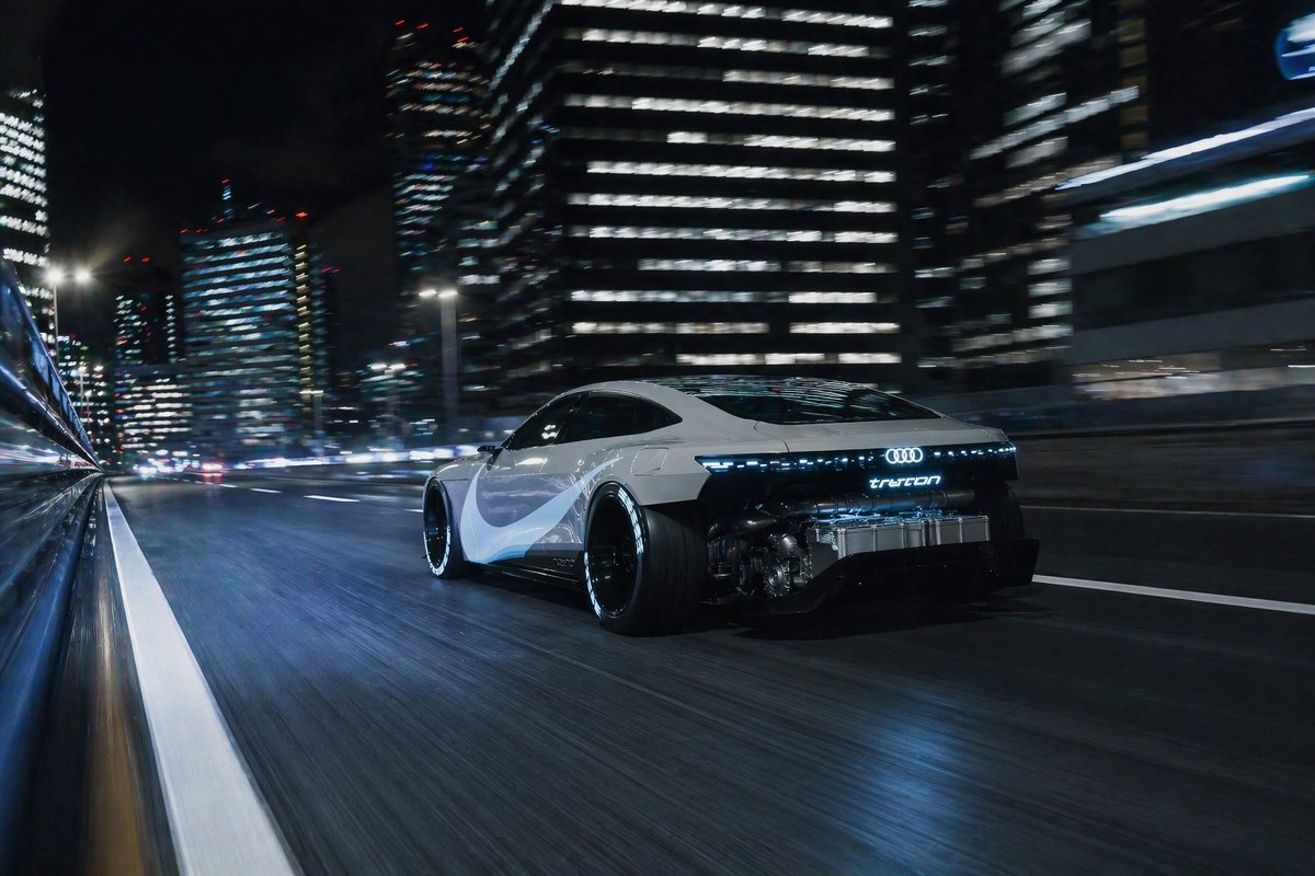 产品视觉 GPT Image 2 提示词：Futuristic EV Racing Through City Night