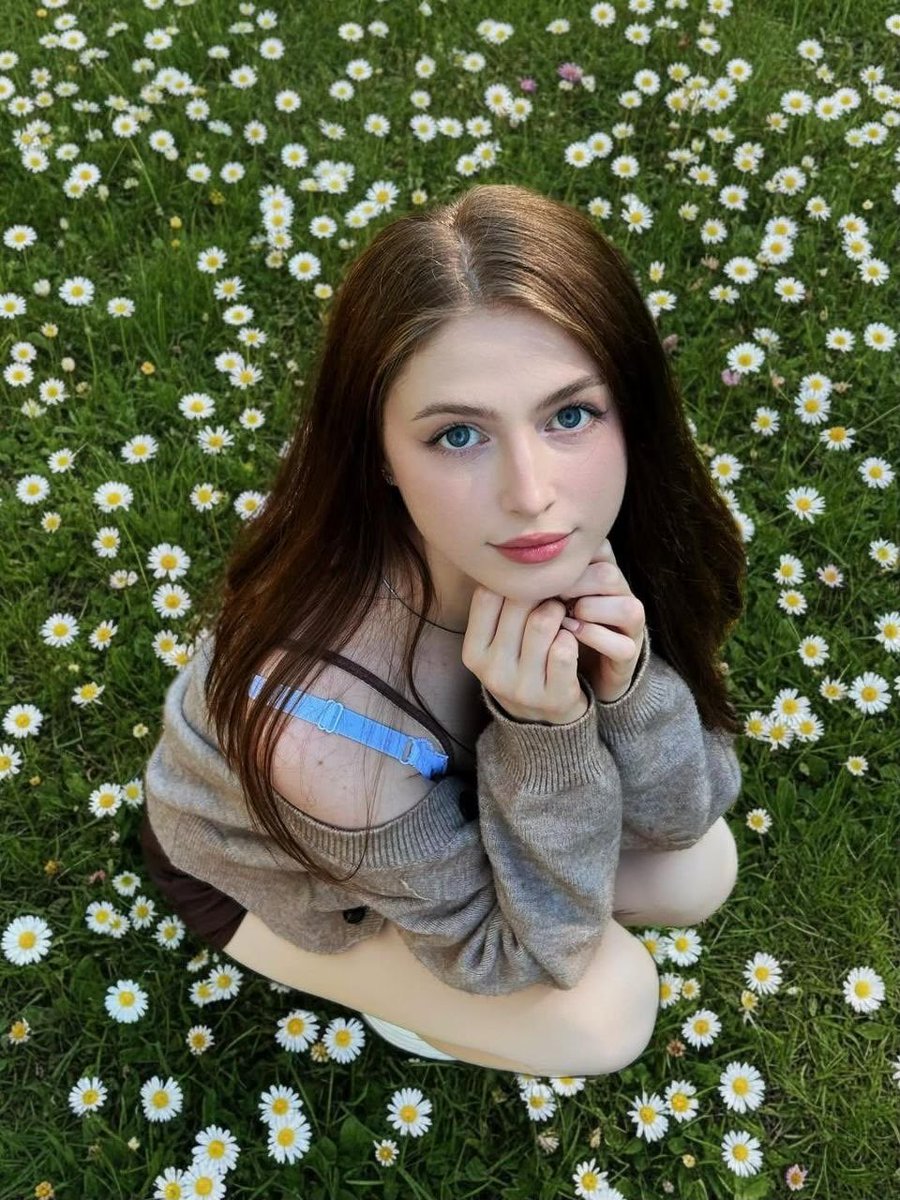 角色设定 GPT Image 2 提示词：Girl in Daisy Meadow Portrait