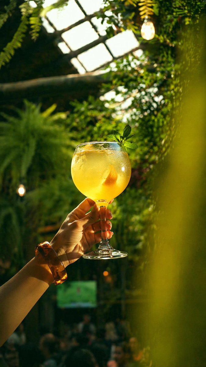 产品视觉 GPT Image 2 提示词：Golden Cocktail in Greenhouse Bar