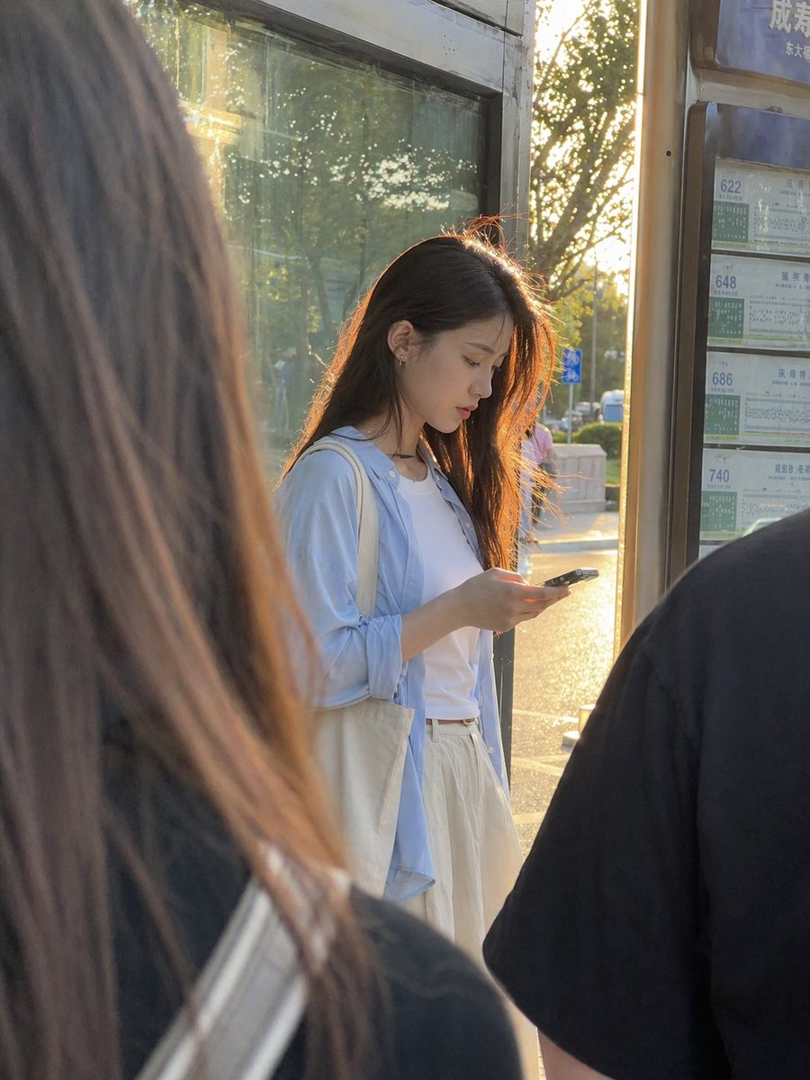 角色设定 GPT Image 2 提示词：Golden Hour Bus Stop Candid