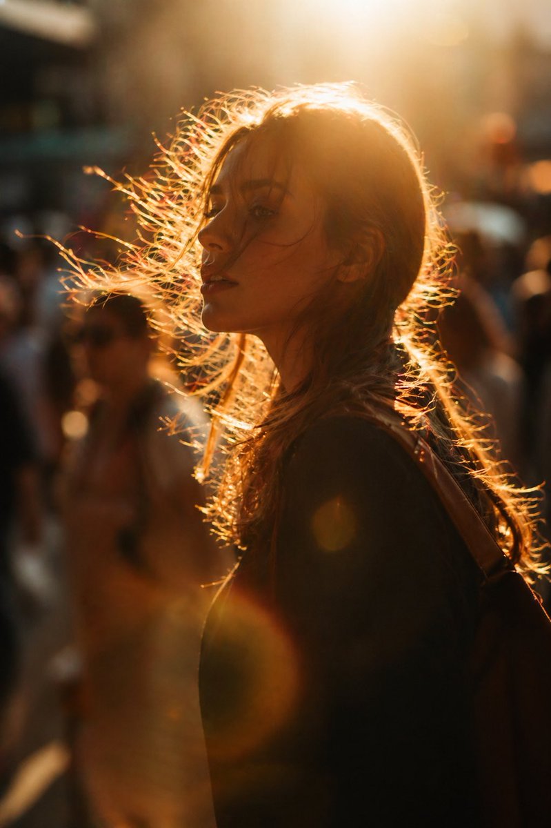 角色设定 GPT Image 2 提示词：Golden hour editorial street portrait