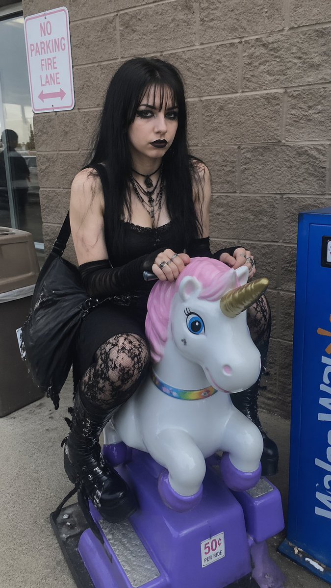 创意灵感 GPT Image 2 提示词：Goth Girl on Unicorn Ride